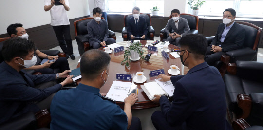 민형배(왼쪽에서 2번째) 무소속 의원이 1일 경남 양산시 양산경찰서를 방문해 한상철 서장에게 문재인 전 대통령 사저 부근 집회와 관련해 항의하고 있다. 민 의원과 함께 왼쪽부터 윤건영 더불어민주당 의원, 민 의원, 한병도·윤영찬 의원. 연합뉴스.